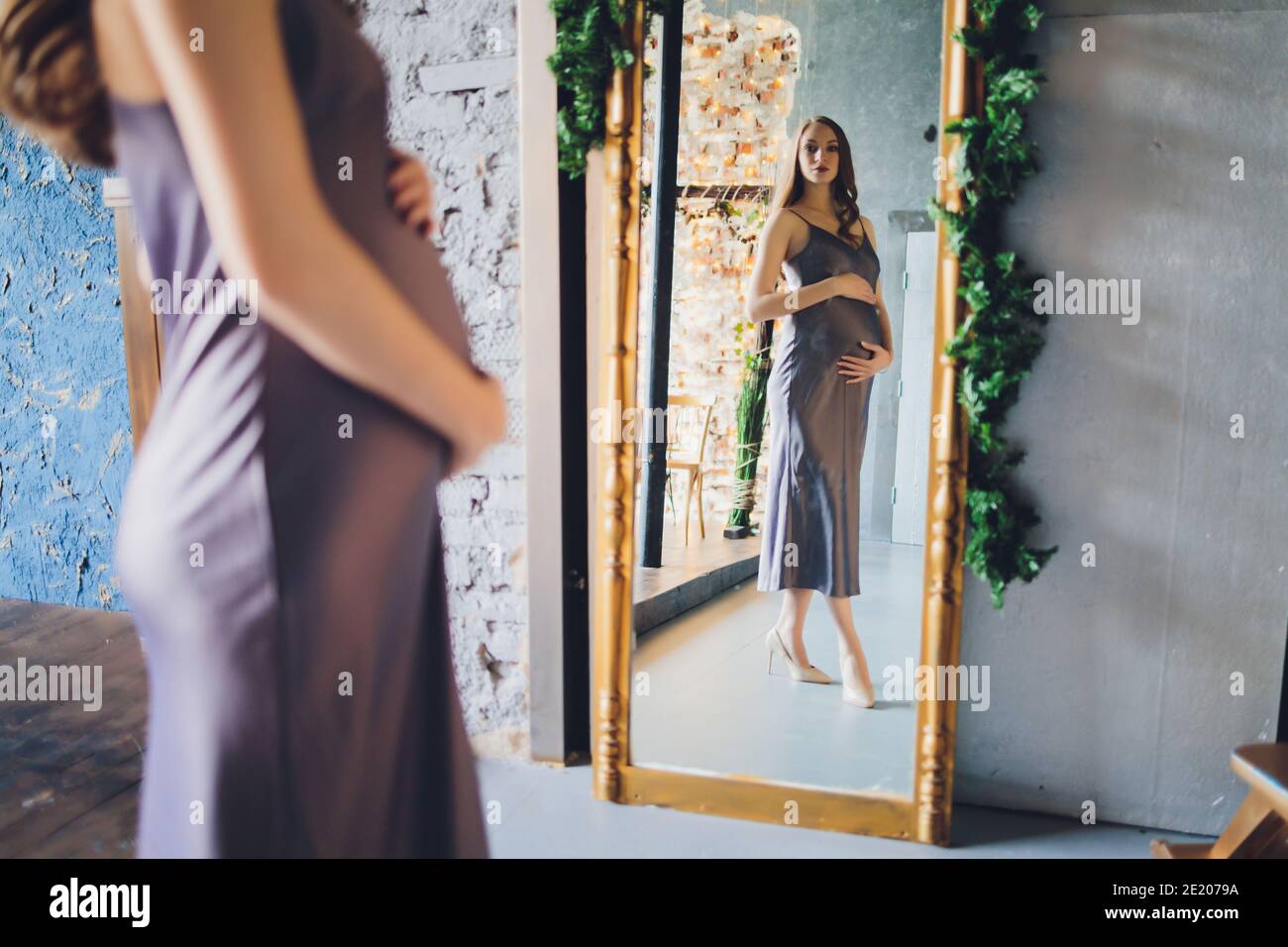 Eine Gluckliche Schwangere Frau Schaut Liebevoll Auf Ein Spiegelbild Von Sich Selbst Und Ihr Ungeborenes Baby In Einem Spiegel Stockfotografie Alamy