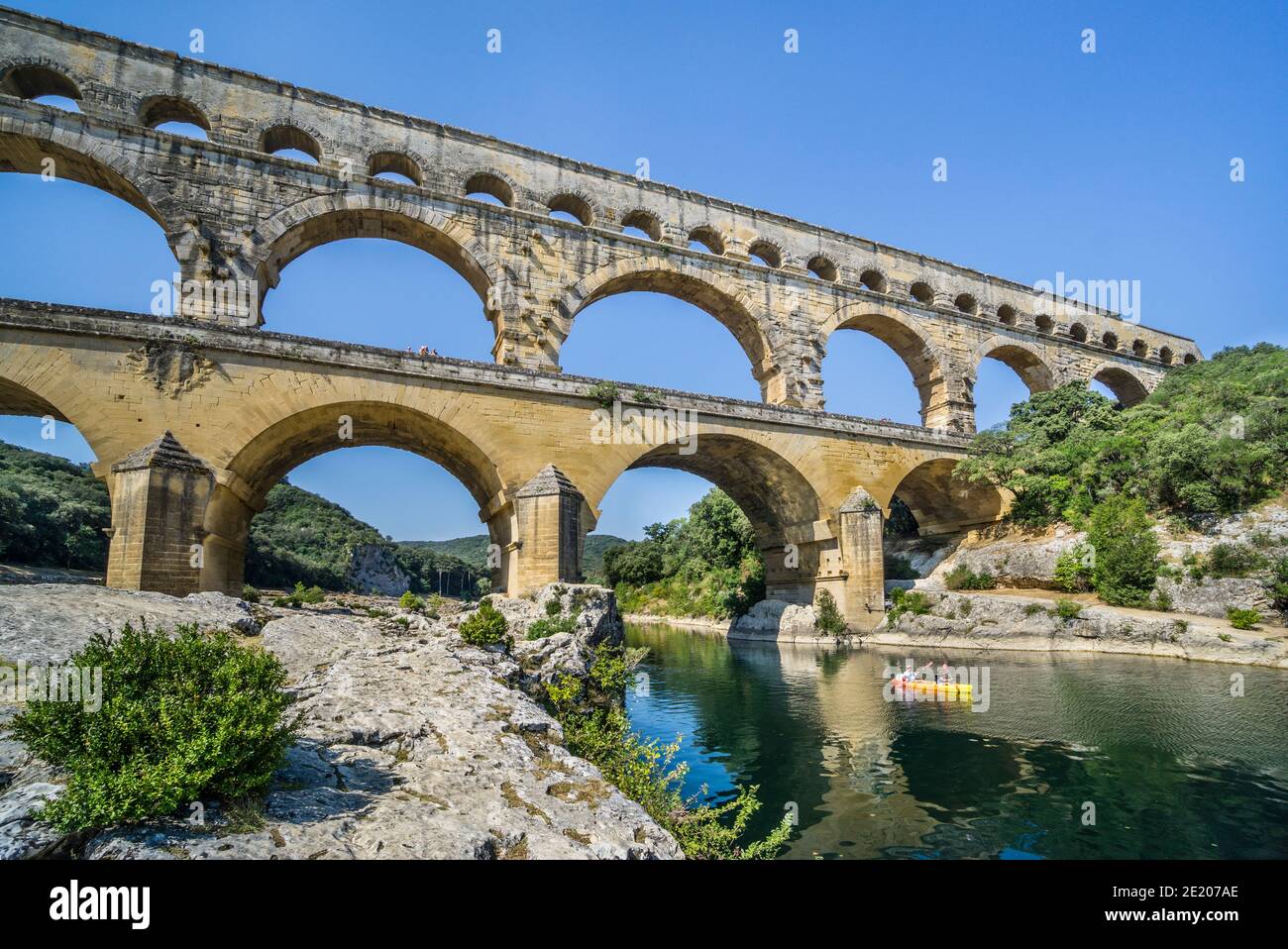 Die alte römische Aquädukt Brücke von Pont du Gard über den Fluss Gardon, im ersten Jahrhundert n. Chr. gebaut, um Wasser über 50 km zur römischen Kolonie zu transportieren Stockfoto