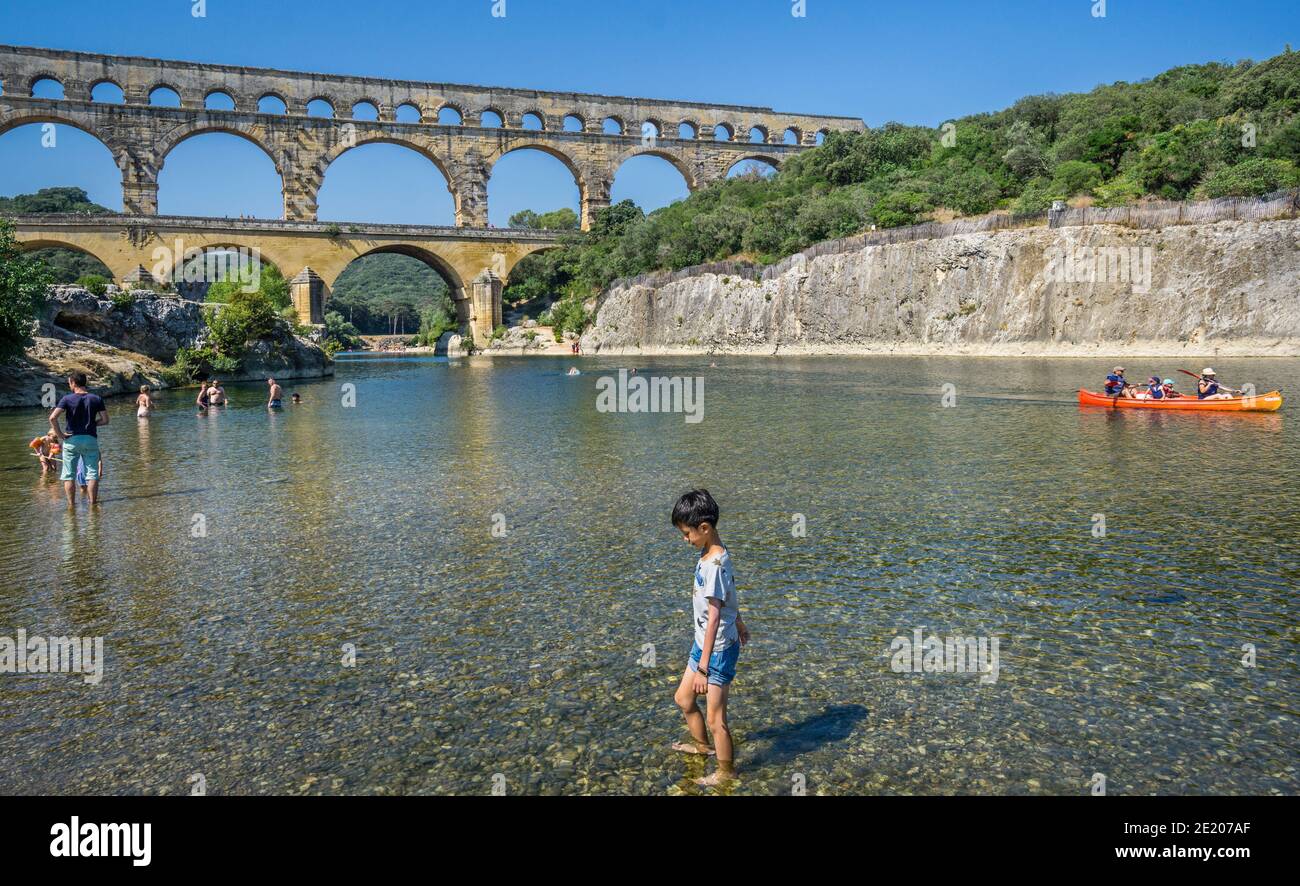 Die alte römische Aquädukt Brücke von Pont du Gard über den Fluss Gardon, im ersten Jahrhundert n. Chr. gebaut, um Wasser über 50 km zur römischen Kolonie zu transportieren Stockfoto