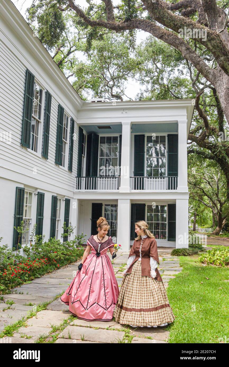 Alabama Mobile Oakleigh Historic Complex 1833 Greek Revival Mansion, Frau weibliche Frauen Führer Zeitraum Kleid Outfit außen, Stockfoto