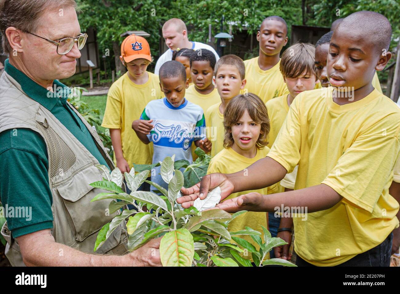 Birmingham Alabama, Ruffner Mountain Nature Center, Sommercamp Studenten Schwarze Jungen Mädchen Kinder Mann Naturforscher, Lehrer Berater, Stockfoto