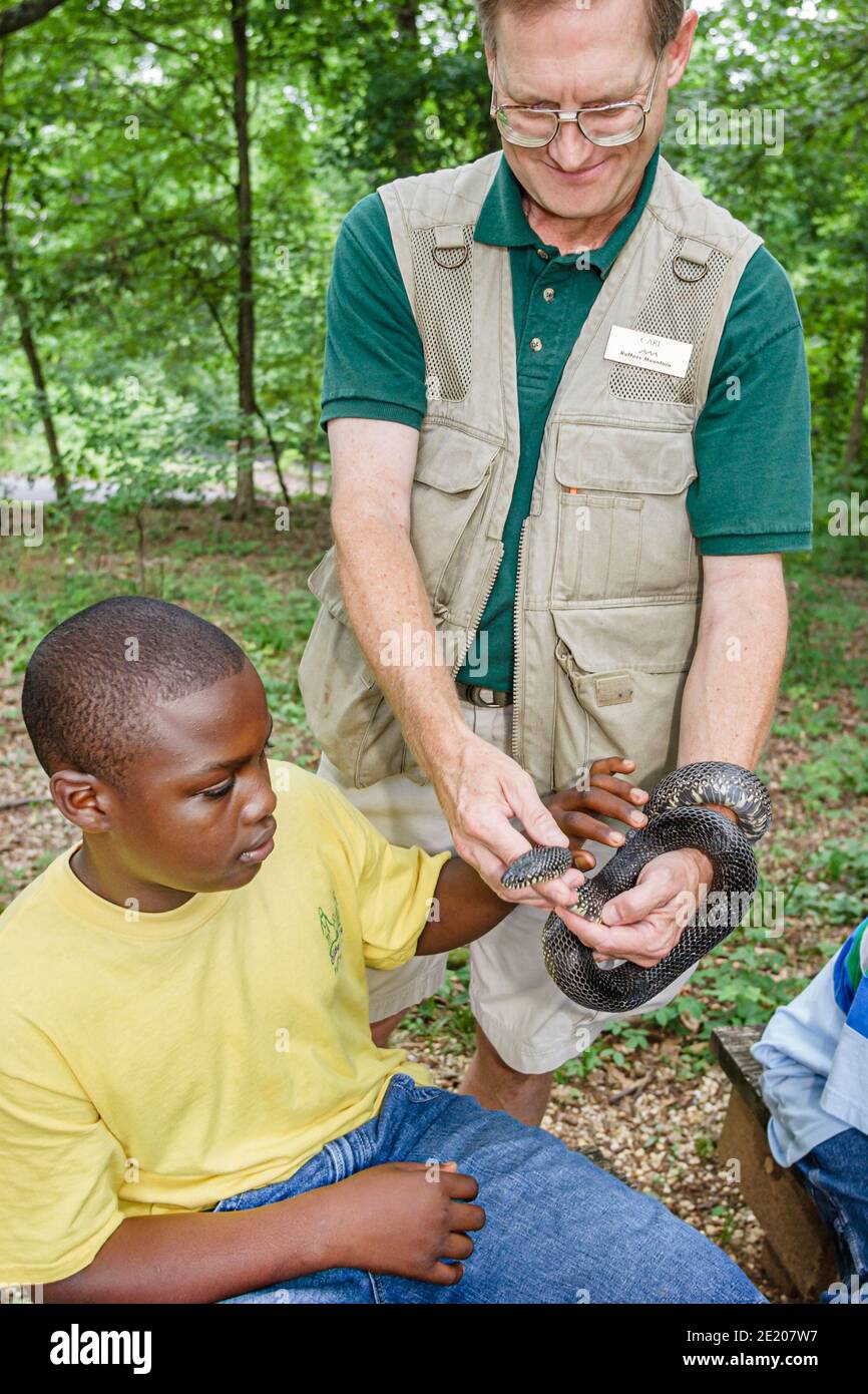 Birmingham Alabama, Ruffner Mountain Nature Center Zentrum, Sommerlager Student Black Boy Mann Naturforscher Lehrer Berater, Tierführer Ratte Schlange teen Stockfoto
