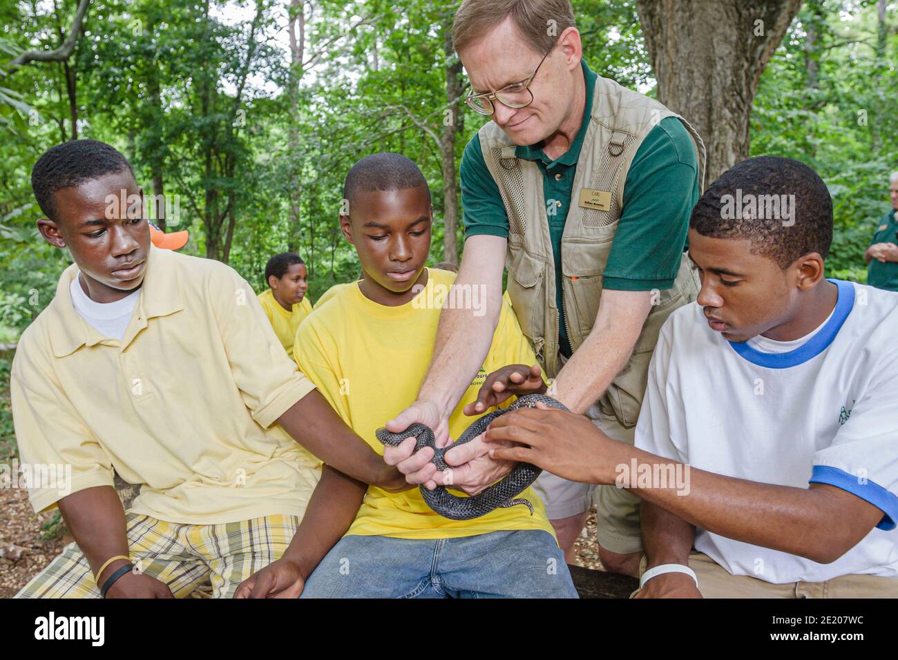 Birmingham Alabama, Ruffner Mountain Nature Center Center, Sommercamp Student Schwarze Jungen Mann Naturforscher Lehrer Berater, Tierführer Ratte Schlange Teenager Stockfoto