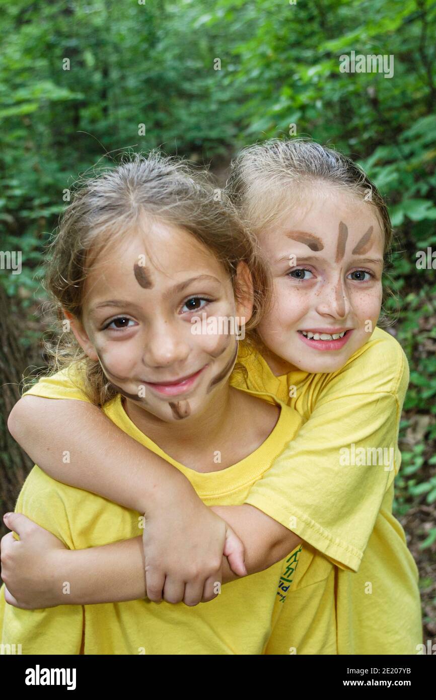 Birmingham Alabama, Ruffner Mountain Nature Center Zentrum, Sommercamp Studenten Mädchen Freunde Hämatit Eisen Erz Gesichtsbemalung, Stockfoto
