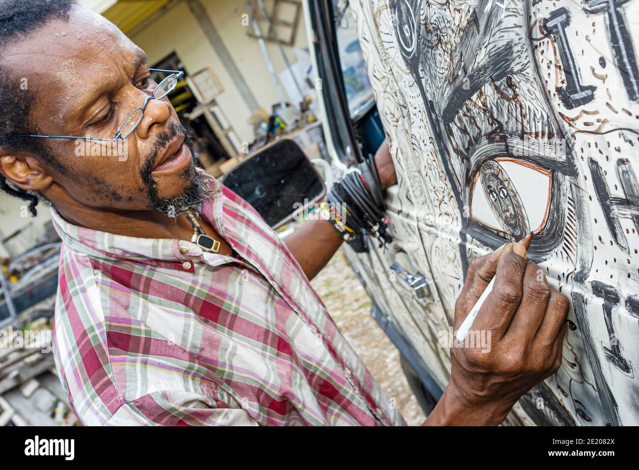 Birmingham Alabama, Sloss Historic Furnace Folk Artist Lonnie Holley, Black man Marker Zeichnung Arbeitsstudio, Stockfoto