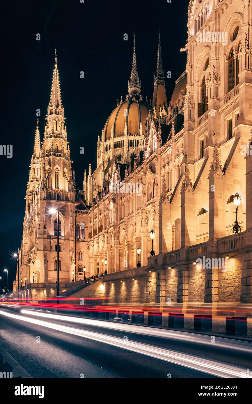 Budapester ikonisches Parlamentsgebäude, beleuchtet bei Nacht Stockfoto