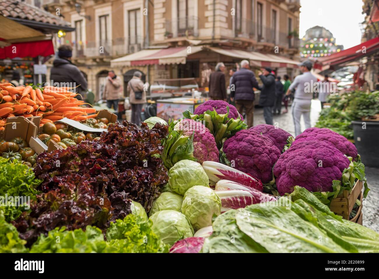 Frisches Gemüse auf dem Ballaro-Markt in Palermo, Sizilien Stockfoto