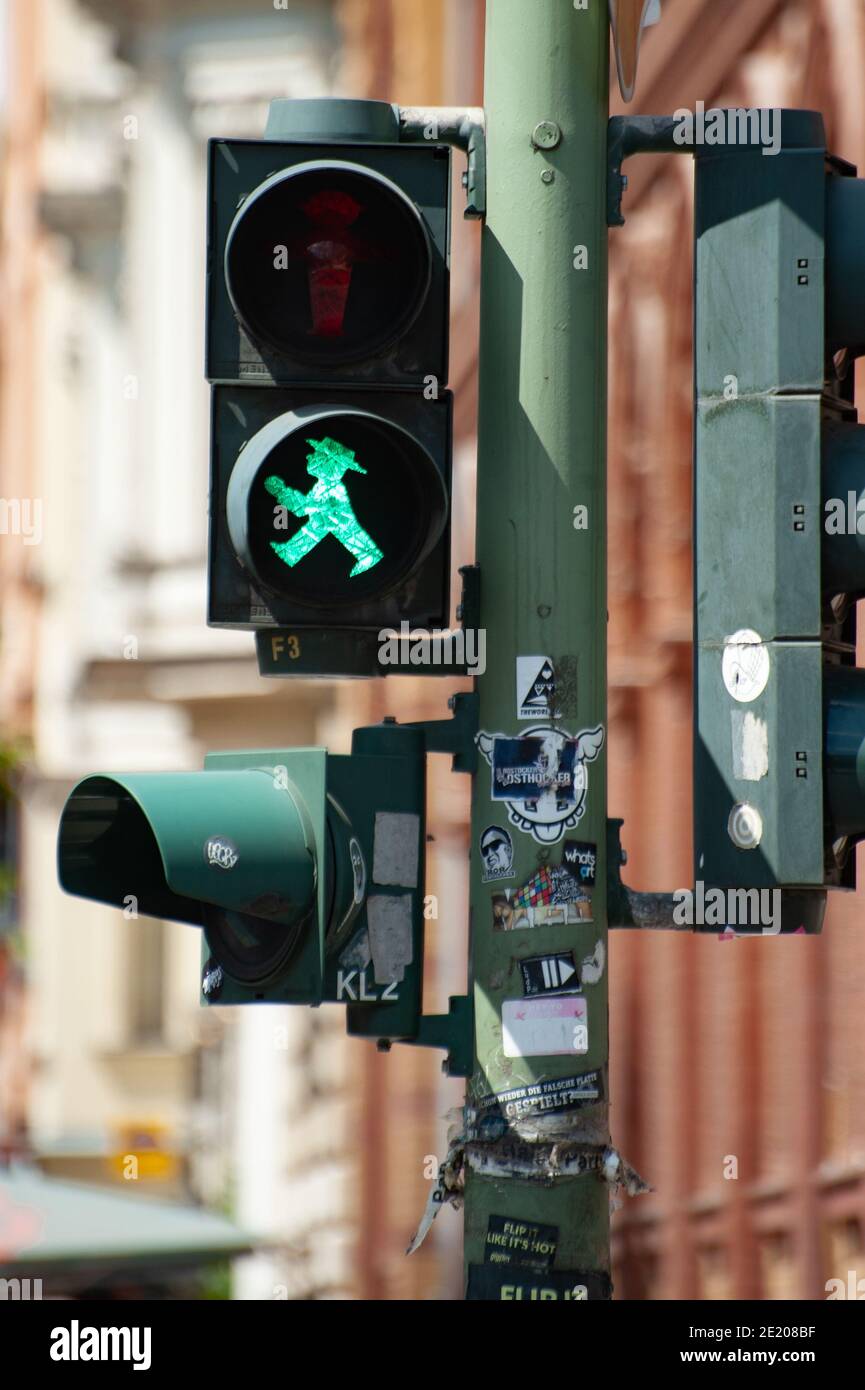 Die Ampelmann-Straßenkreuzikone ist ein Symbol Berlins und ein wichtiger Bestandteil des Tourismusgeschäfts und der DDR-Nostalgie-Bewegung. Stockfoto