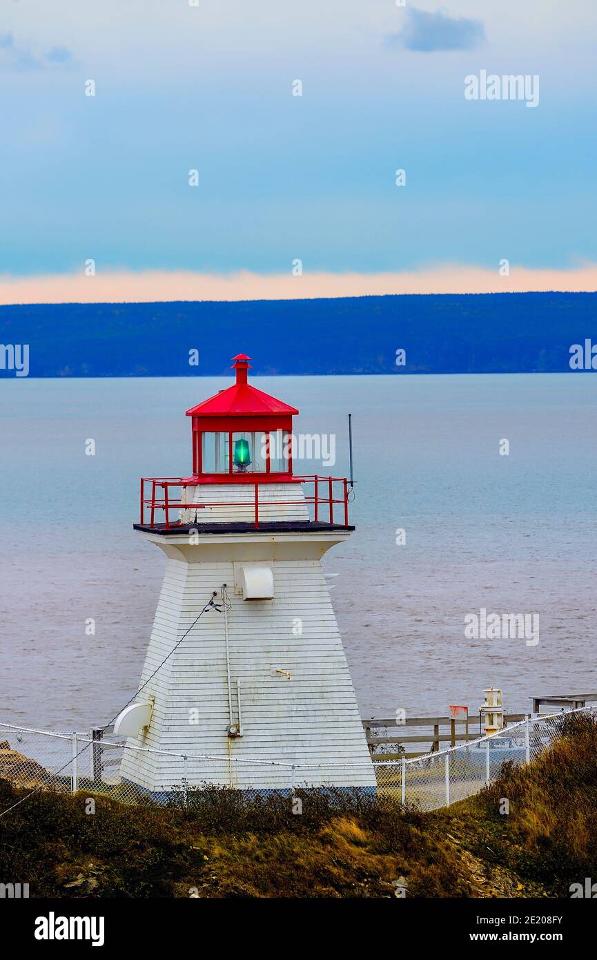 Ein vertikales Bild des Cape Enrage Leuchtturms in Alberta County New Brunswick an der Bay of Fundy zu warnen Bootsreisende der felsigen Küstenlinie Stockfoto