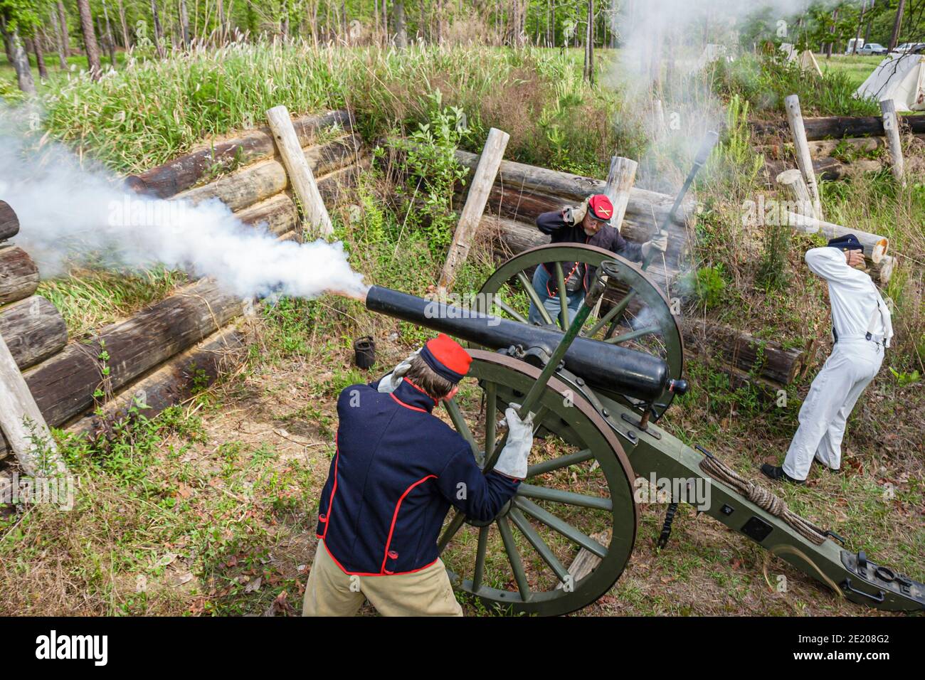 Alabama Historic Blakeley State Park Civil war Reenactment, Schlacht von Blakeley Union Soldaten feuern Kanonen sprengen Rauch, Stockfoto