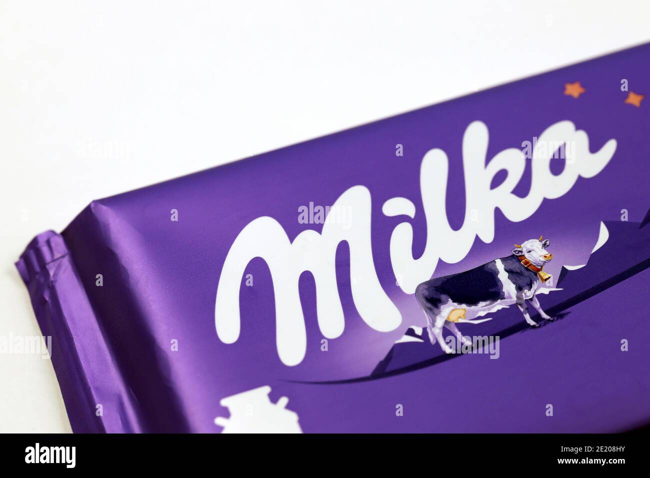CHARKOW, UKRAINE - 8. DEZEMBER 2020: Logo auf violetter Milka-Schokolade  auf weißem Hintergrund. Milka ist eine Schweizer Marke von Schokolade  Konfektion hergestellt i Stockfotografie - Alamy