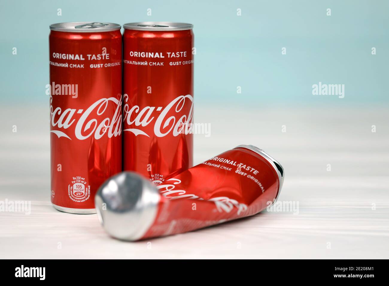 CHARKOW, UKRAINE - 8. DEZEMBER 2020: Coca Cola Aluminium Getränkedosen auf weißem Tisch. Coca-Cola oder Cola ist ein kohlensäurehaltiges Erfrischungsgetränk, das von der C hergestellt wird Stockfoto