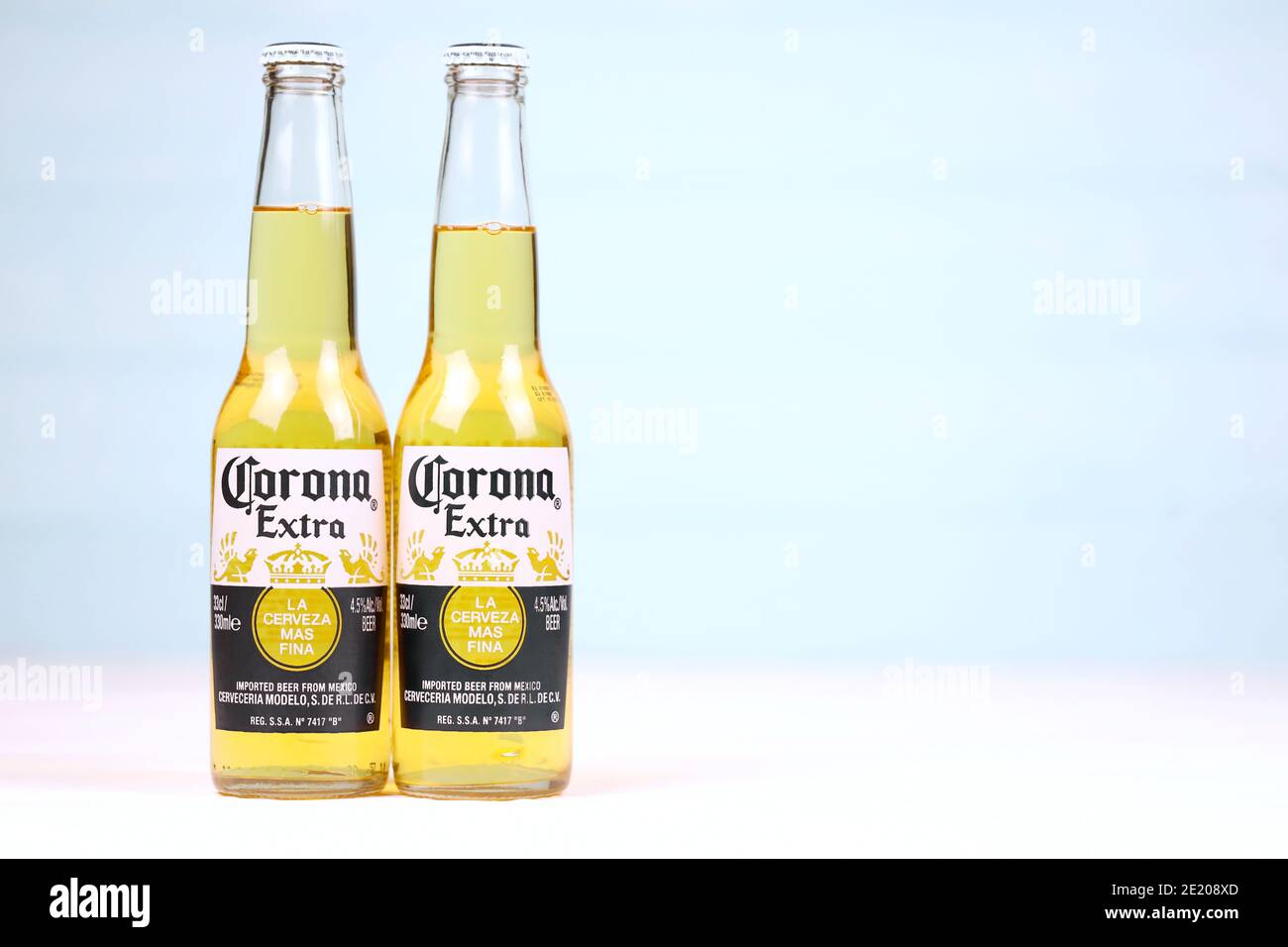 CHARKOW, UKRAINE - 9. DEZEMBER 2020: Zwei Flaschen Corona Extra Bier. Corona, produziert von Grupo Modelo mit Anheuser Busch InBev, ist der beliebteste i Stockfoto