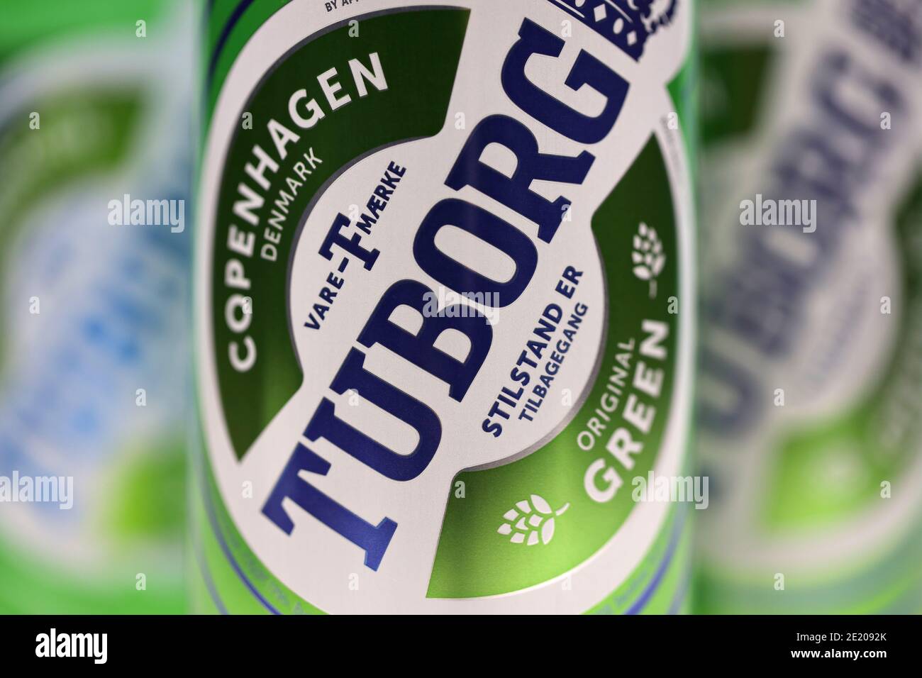 CHARKOW, UKRAINE - 8. DEZEMBER 2020: Aluminiumdosen von grünem Tuborg-Bier auf Holzhintergrund. Tuborg ist ein dänisches Brauunternehmen, das 1873 gegründet wurde Stockfoto