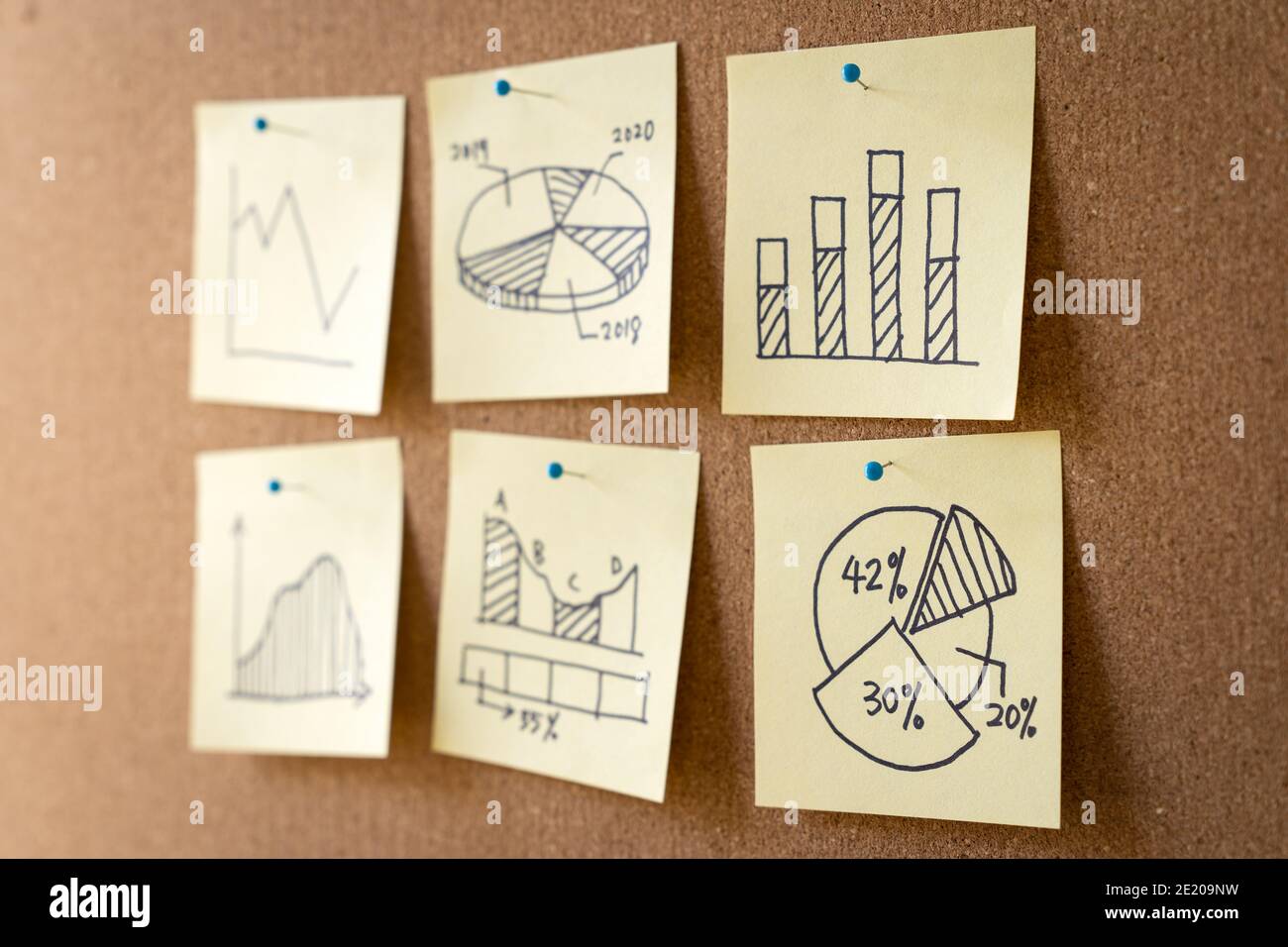 Überprüfung von Geschäftsgraphen und Statistiken Stockfoto