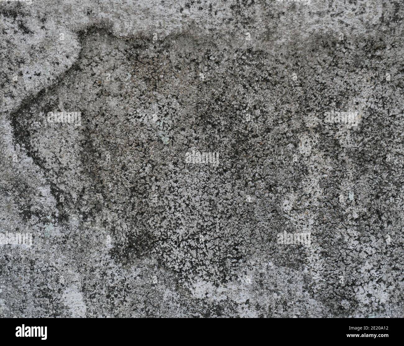Die raue und poröse Textur der grauen Betonwand, Schwarz-Weiß abstrakter Hintergrund Stockfoto