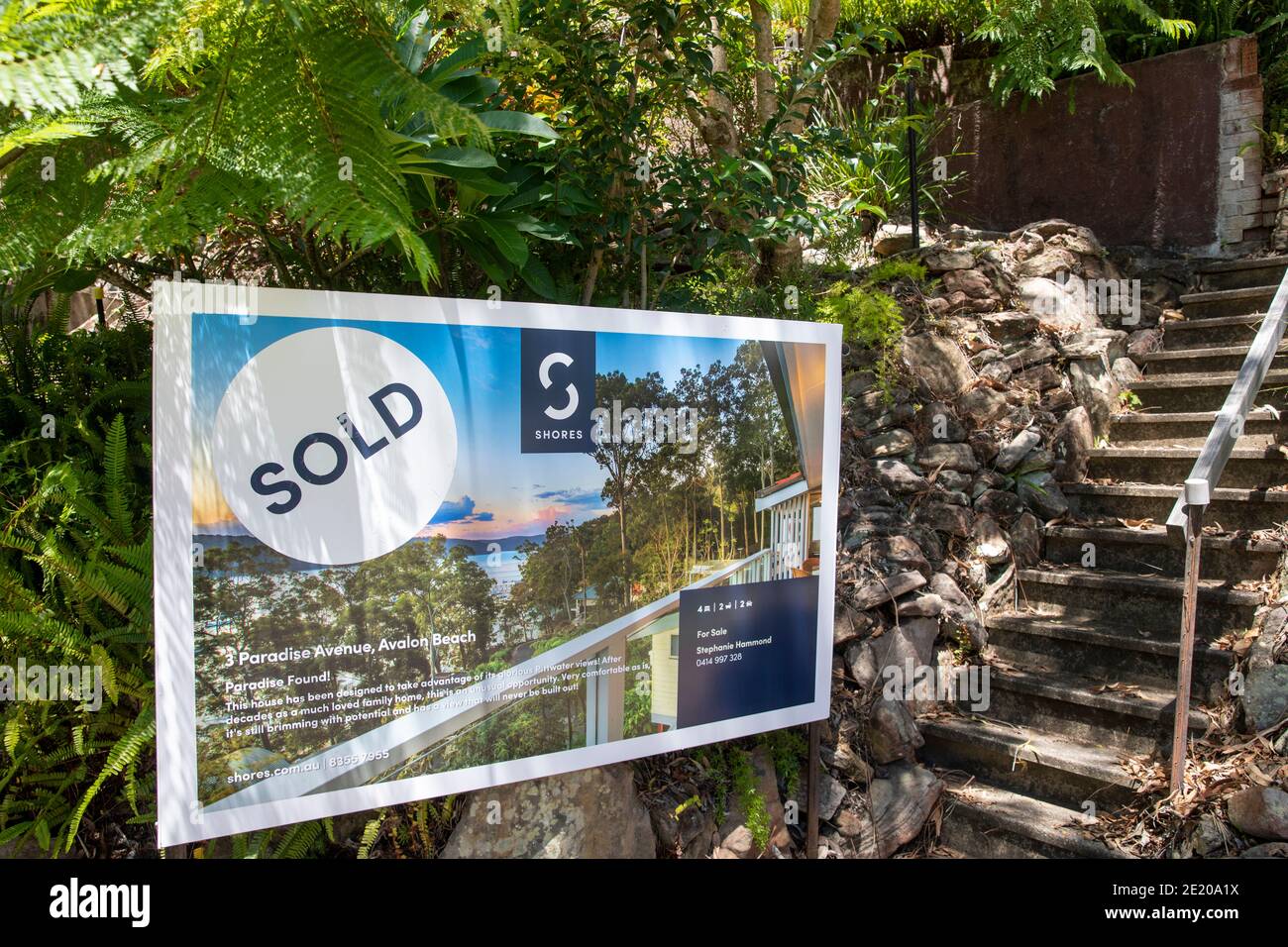 Haus verkauft in Avalon Beach Sydney, mit Immobilienmaklern Bord außerhalb zeigt das Haus verkauft wird, Sydney, Australien Stockfoto