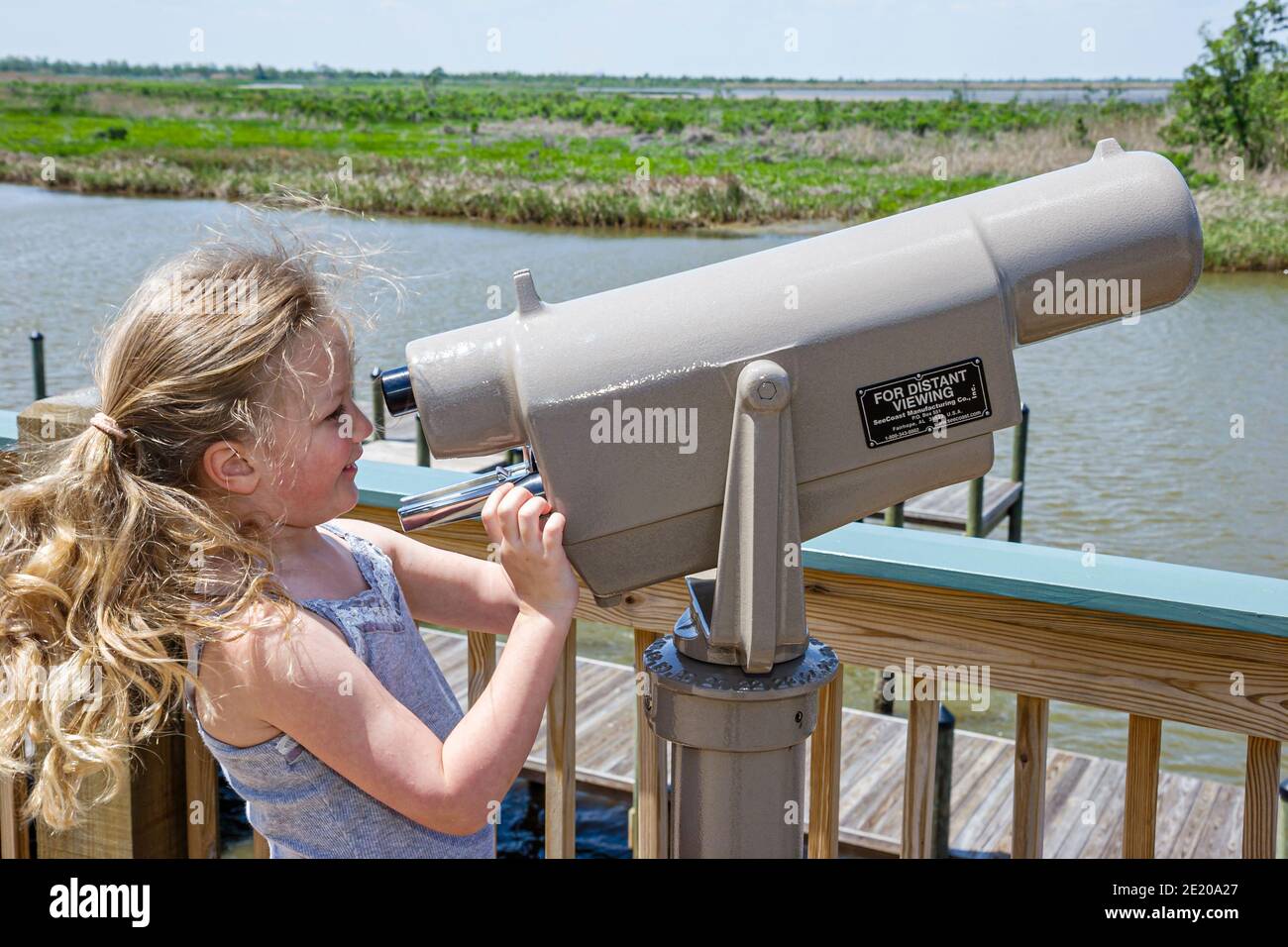 Alabama Spanish Fort 5 Flussgebiete Alabama Delta Resource Center Center, Mädchen, die durch Teleskopausleger schauen Mobile Bay Feuchtgebiete, Stockfoto