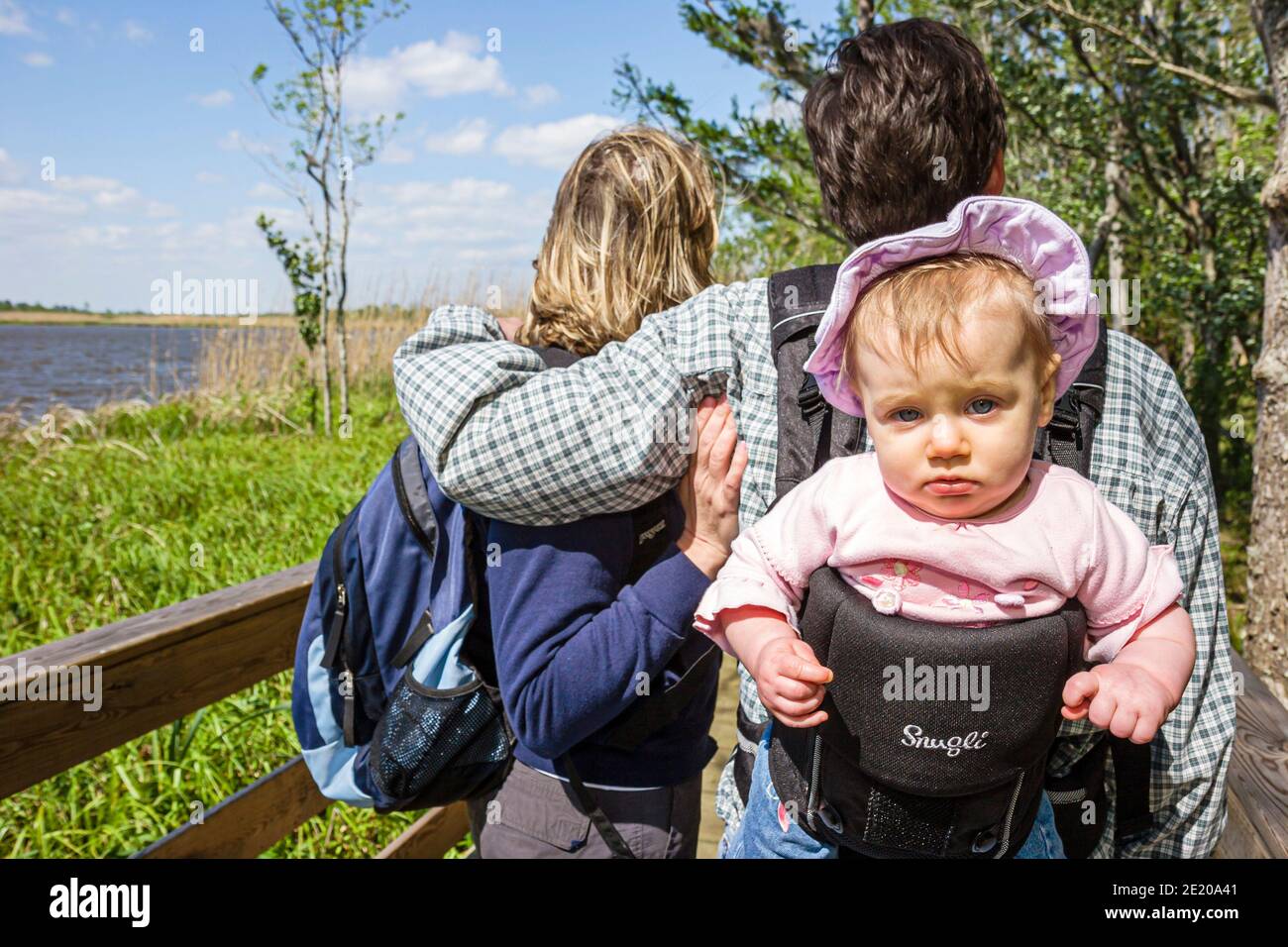 Alabama Historic Blakeley State Park Tensaw River Nature Boardwalk, Familie Baby Mädchen Vater Mutter, Stockfoto