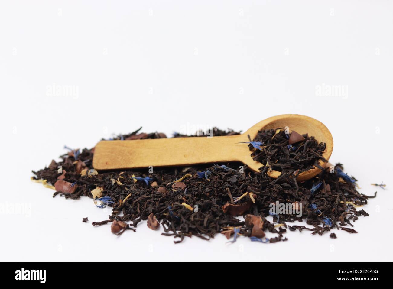 Stapel lose Blatt Tee mit hölzernen Servierlöffel. Stockfoto