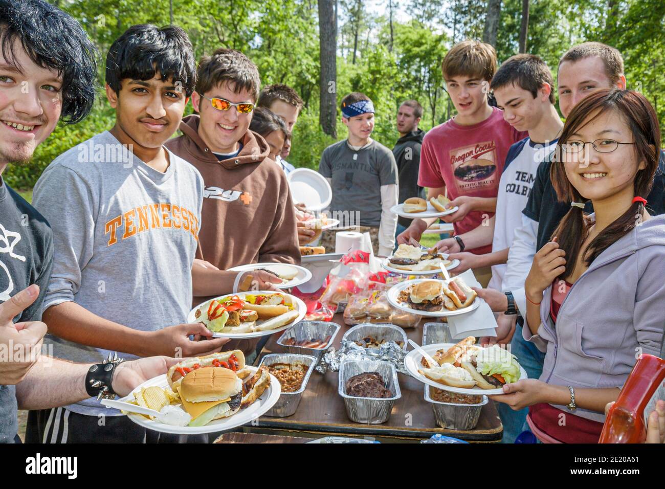 Alabama Historic Blakeley State Park Studenten Klasse Ausflug Picknick, asiatisch orientalisch Teenager Teenager Jungen Mädchen Buffet Self-Service, Stockfoto