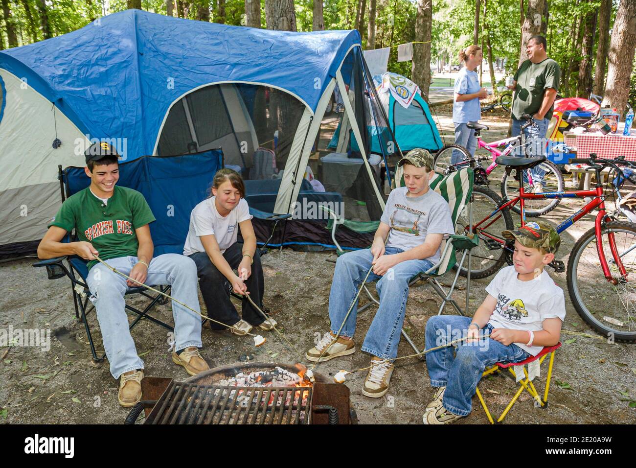 Alabama Monroeville Isaac Creek Campground,Claiborne Lake Alabama River Lakes,Familie Kinder Jungen Mädchen Geschwister Teenager Teenager toasten Marschland Stockfoto