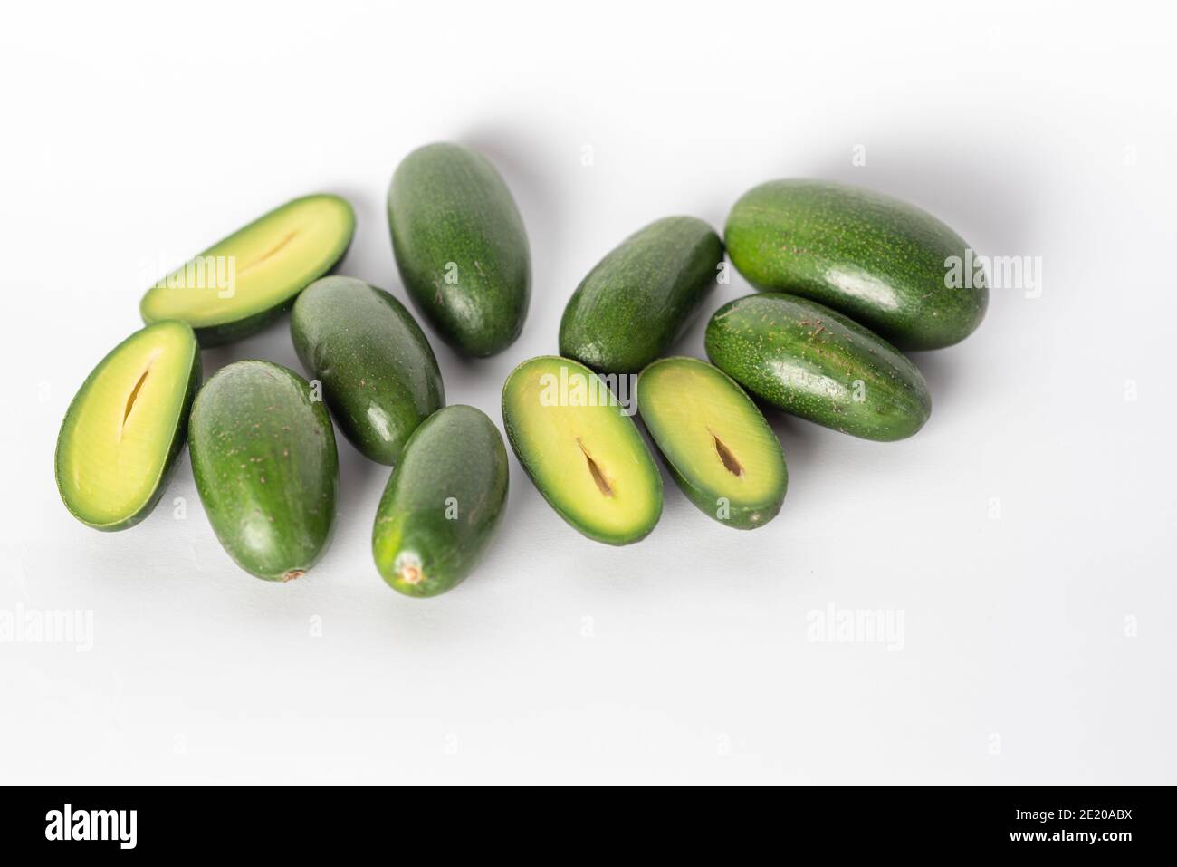 Mini-Avocado ohne Steine oder Cocktail-Avocado. Cocktail Avocado hat essbare Haut und steinfrei. Stockfoto