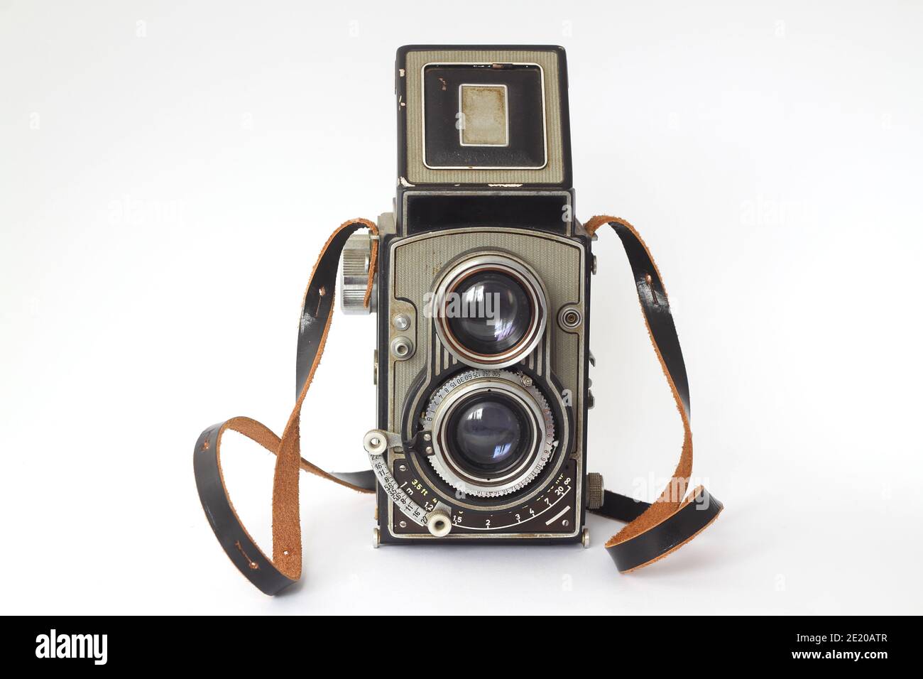 Vintage Spiegelreflexkamera mit offenem Sucher. Vorderansicht. Realistisches Retro-Design der Mittelformat-Kamera. Stockfoto