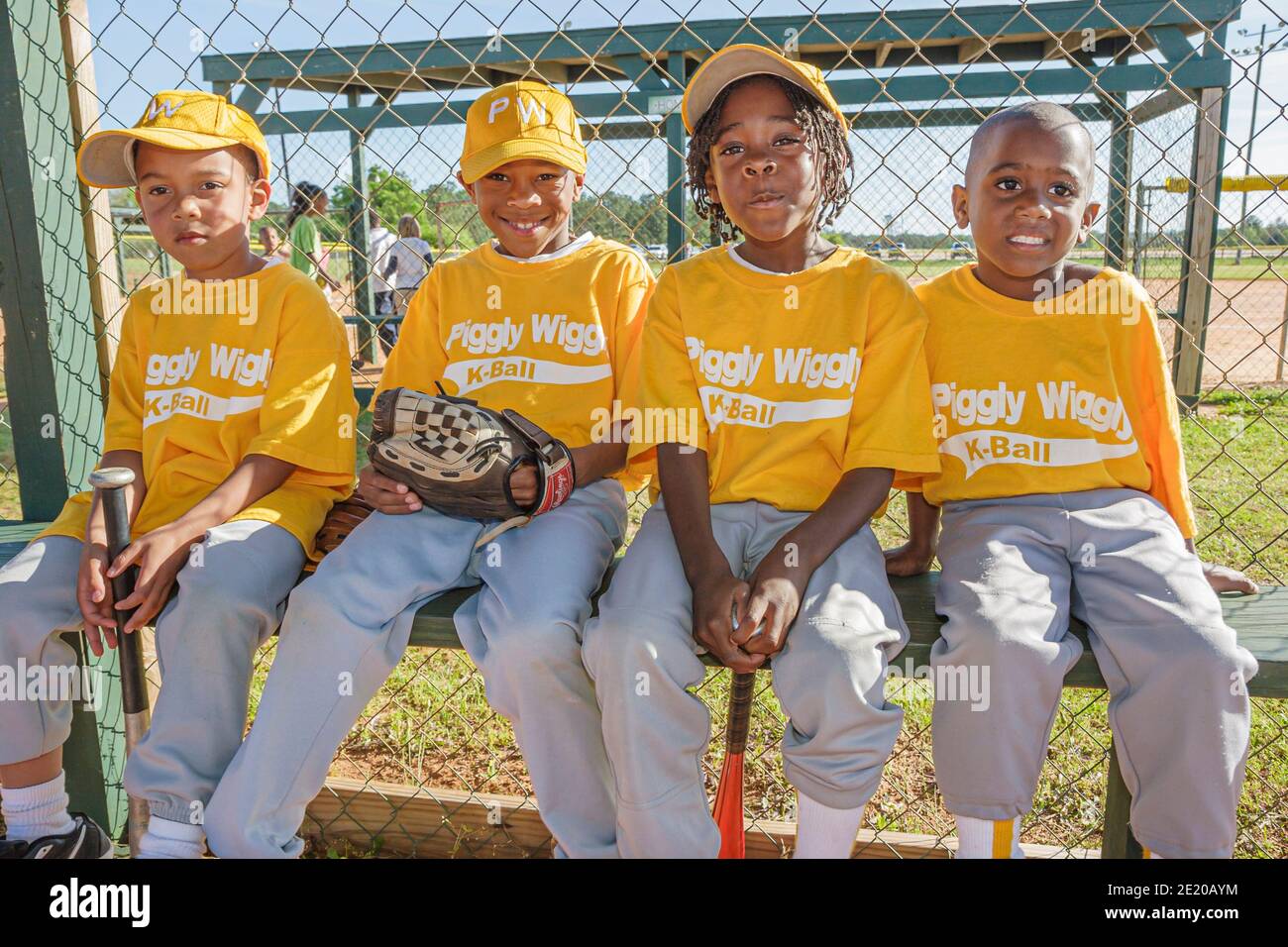 Alabama Monroeville Veterans Park Little League Baseballspiel, Dugout Black Boy Jungen Spieler Kinder Teamkollegen, Stockfoto