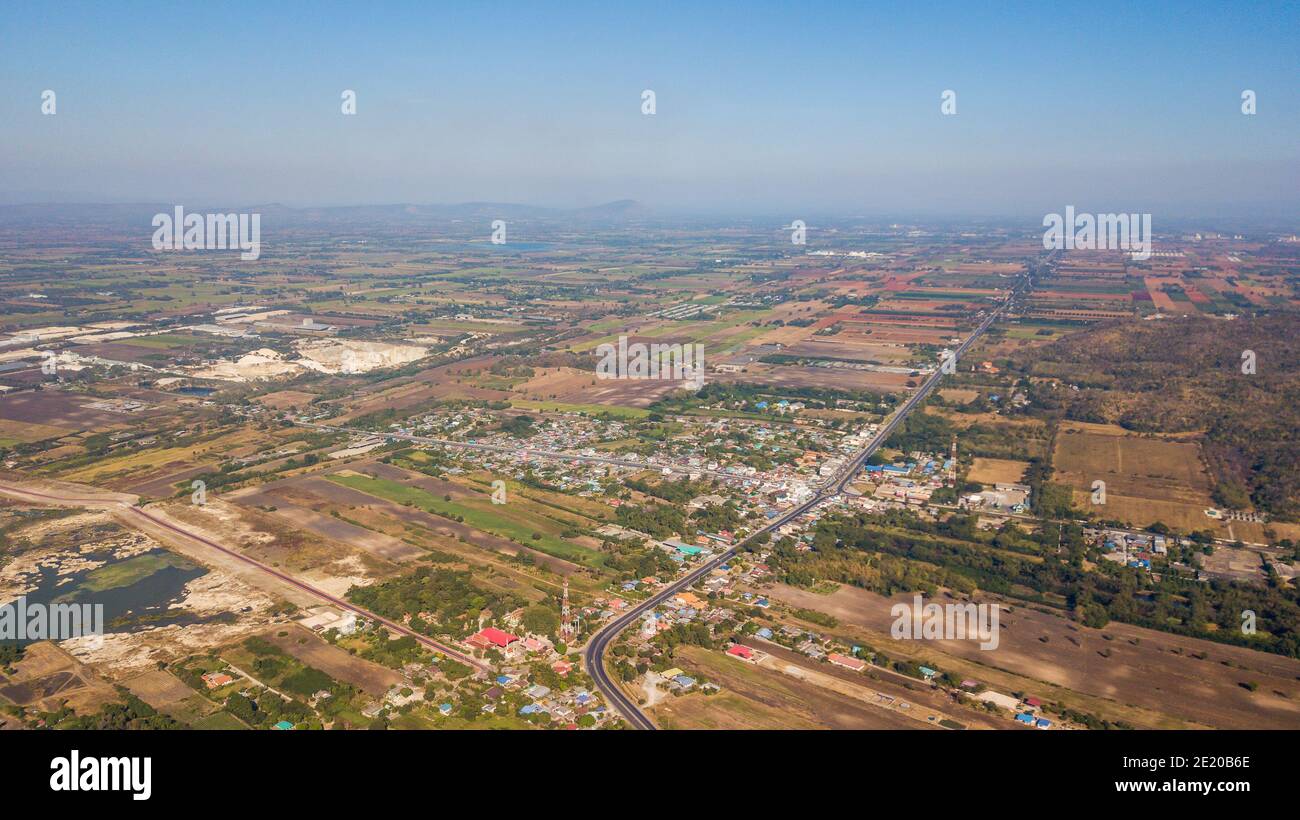 Luftaufnahme der Landschaft mit Gemeinde in Lop Buri, Thailand. Landnutzungsplanungskonzept Stockfoto