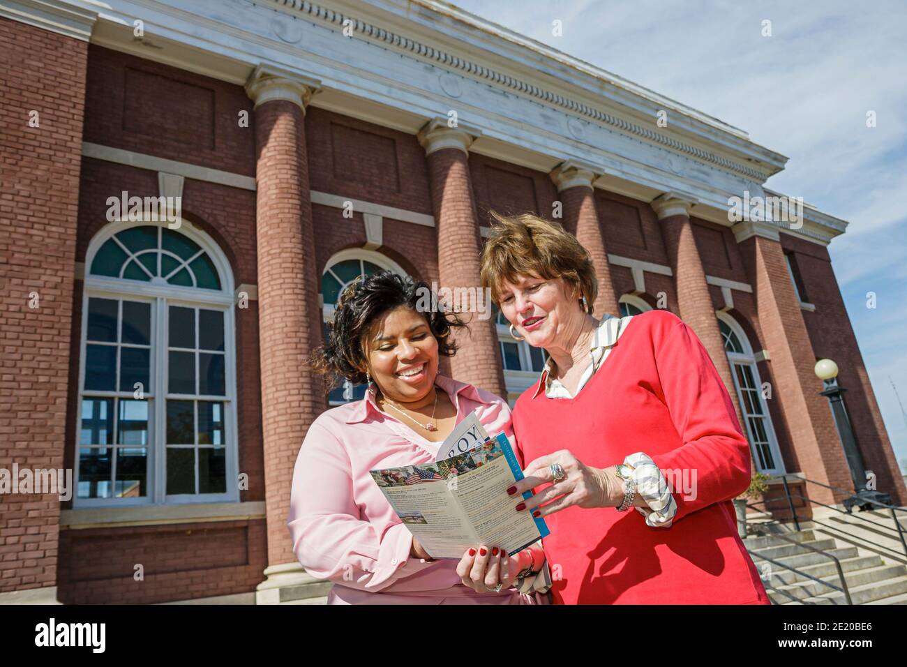 Alabama Troy Cultural Arts Center, Schwarze Frau weibliche Freundinnen lesen Broschüre Informationen, Stockfoto