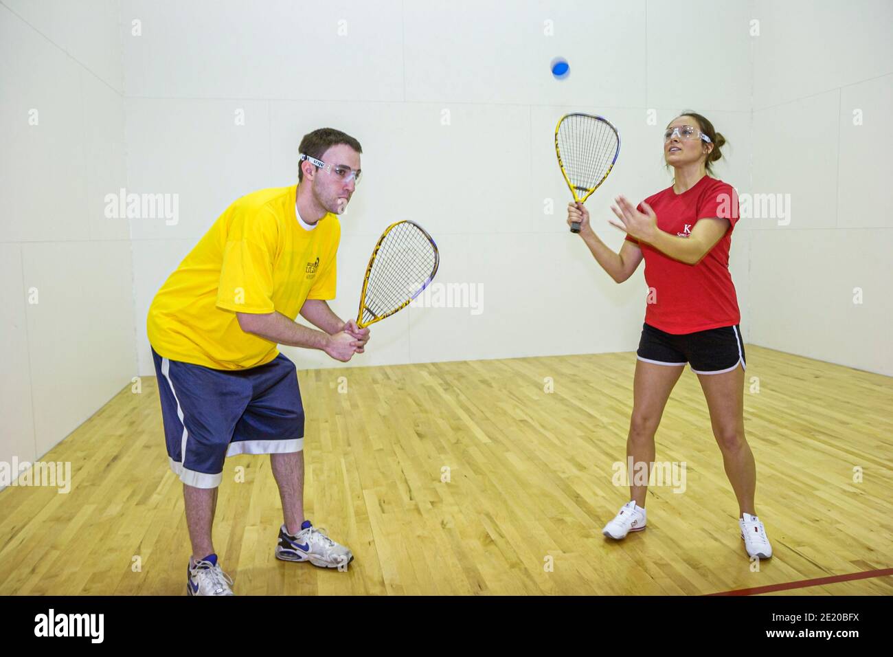 Alabama Troy Community Recreation Center Sportsplex, Racquetball Court Mann Frau Frau Frau, die mit einer Schutzbrille spielt, Stockfoto