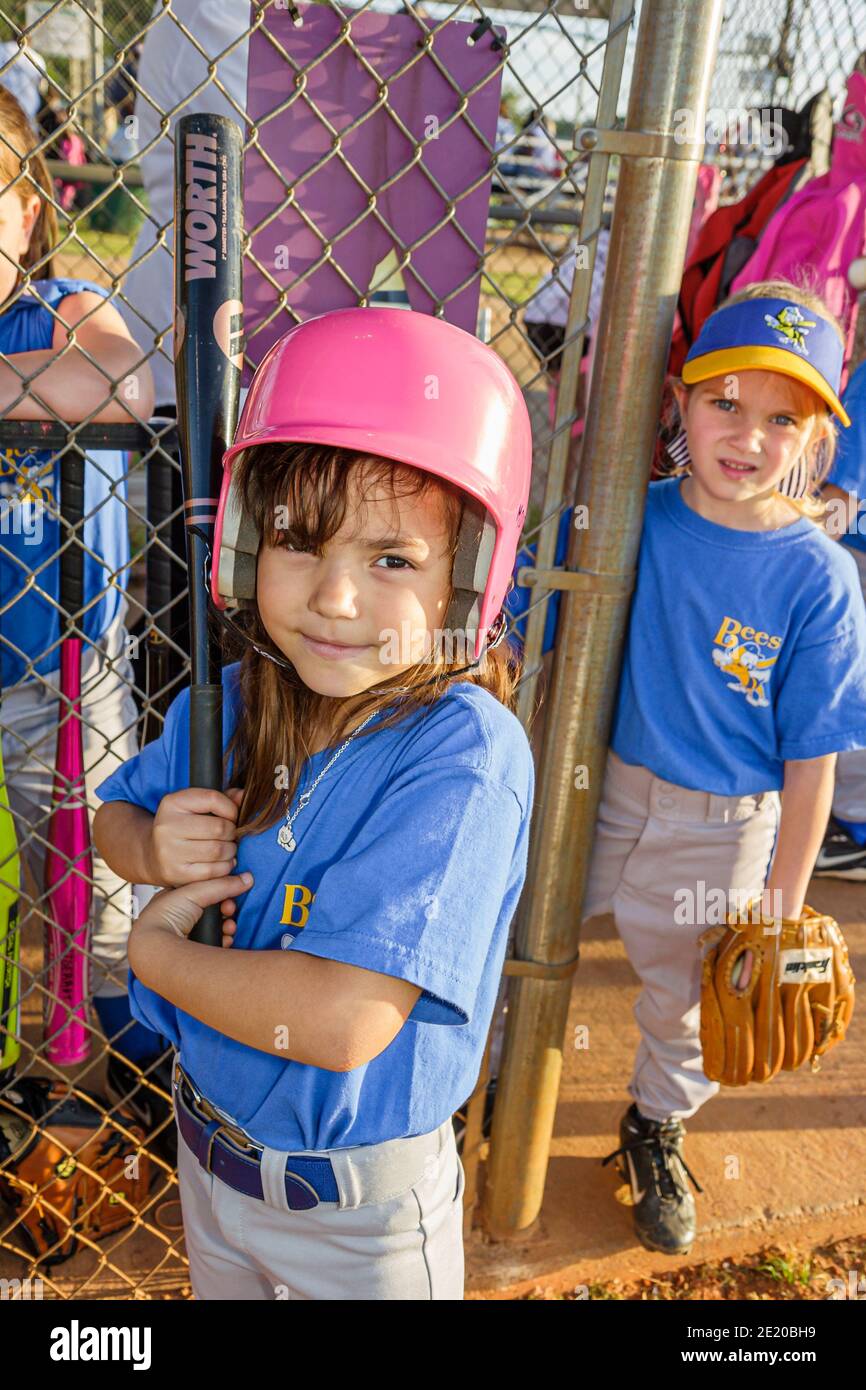 Alabama Troy Sportsplex Little League Baseballspiele, hispanische Mädchen batter rosa Helm mit Fledermaus, Stockfoto