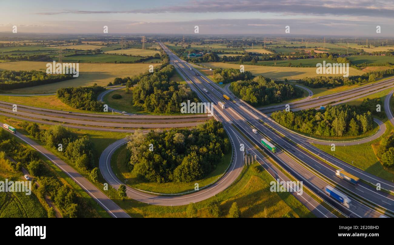 Luftaufnahme der deutschen Autobahnbrücke A7, bei Rendsburg, Deutschland. Stockfoto