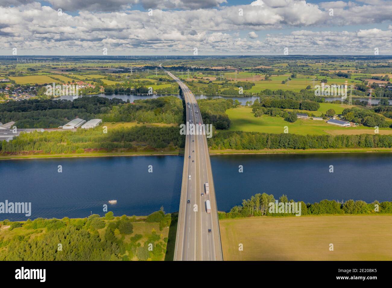Luftaufnahme der deutschen Autobahnbrücke A7, bei Rendsburg, Deutschland. Stockfoto