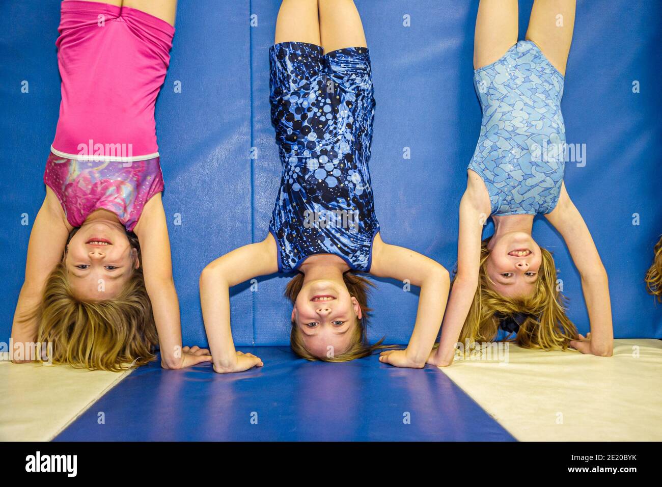 Alabama Dothan Westgate Park Recreation Center Gymnastikkurs, Mädchen Handstand, Stockfoto