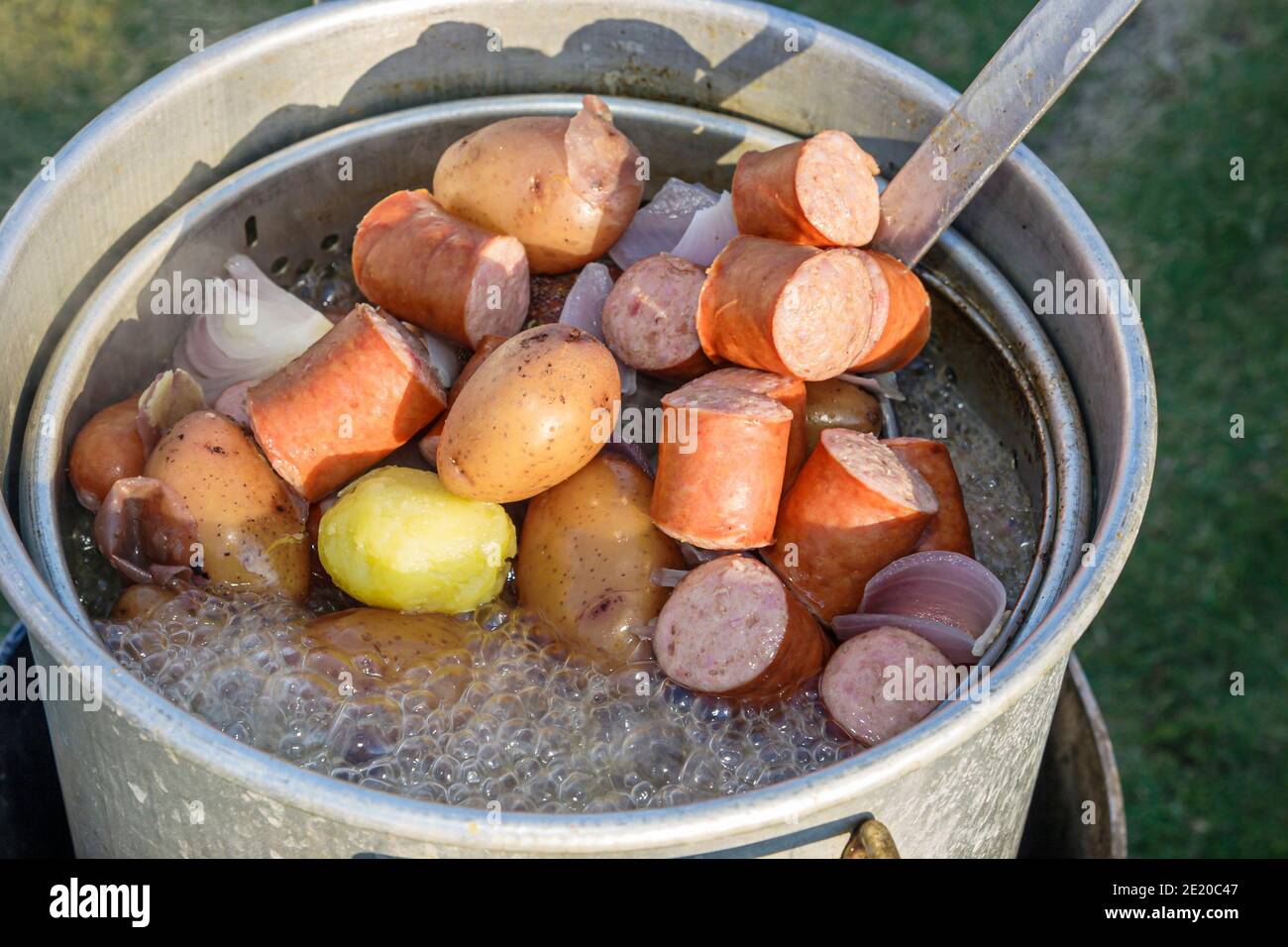 Alabama Dothan Westgate Tennis Center Movie Gallery Pro Classic, dampfende Dampfkartoffeln, Würstchen kochen, Stockfoto