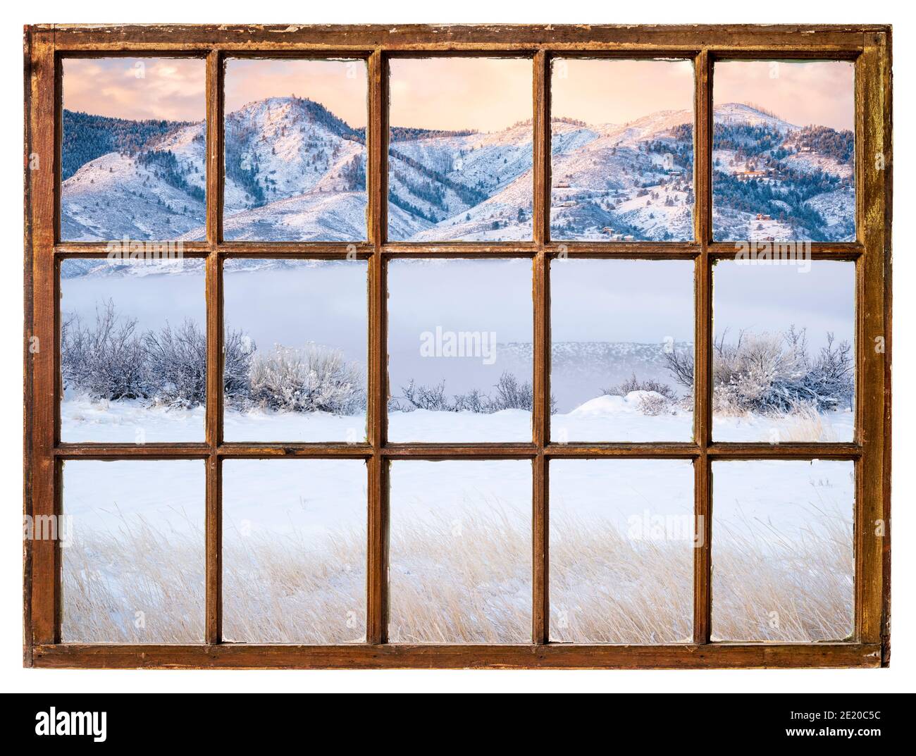 Landschaft von einem Bergsee und Tal von Nebel bedeckt Bei Wintersonnenaufgang von einem Schiebefenster aus gesehen Vintage Hütte Stockfoto