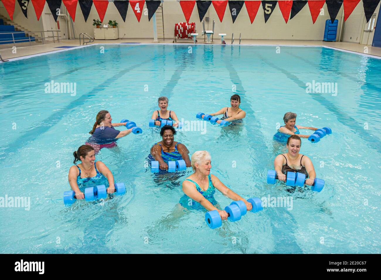 Alabama Dothan James W. Grant Recreation Center, Hallenbad, schwarzer Wasseraerobic-Kurs für ältere Frauen, Stockfoto