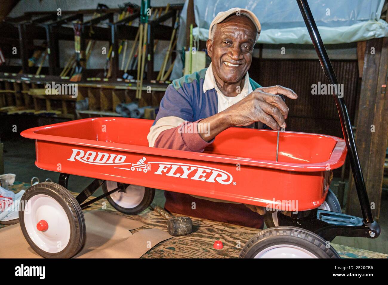 Alabama Dothan E.R. Porter Hardware Company, Ruben Whitehurst, 54-jähriger Mitarbeiter, Radio Flyer, roter Wagen, älterer schwarzer Mann, Stockfoto
