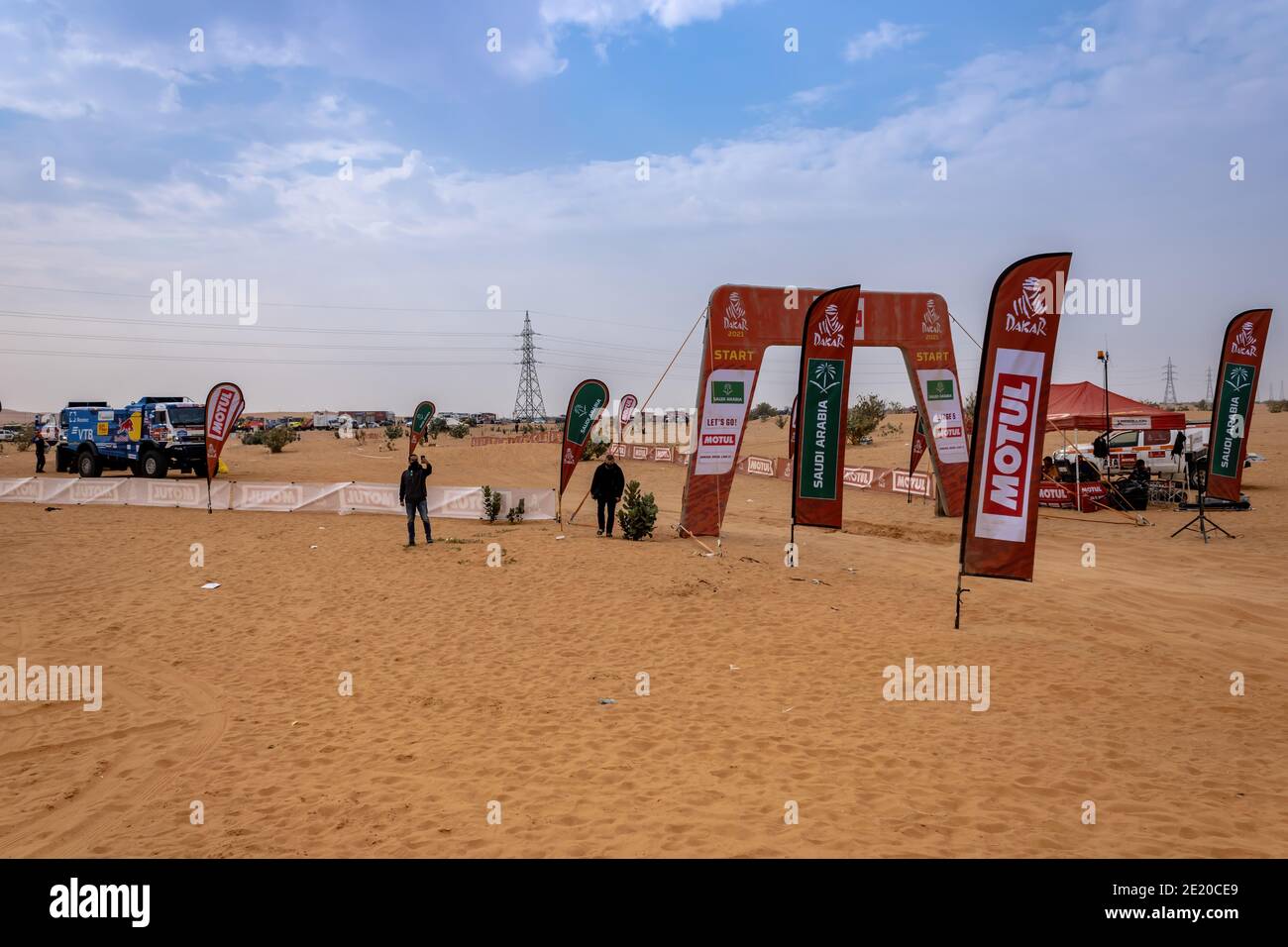 Horimlaa, Saudi-Arabien - 7. Januar 2021: Das Starttor der 5. Etappe der Rallye Dakar Stockfoto