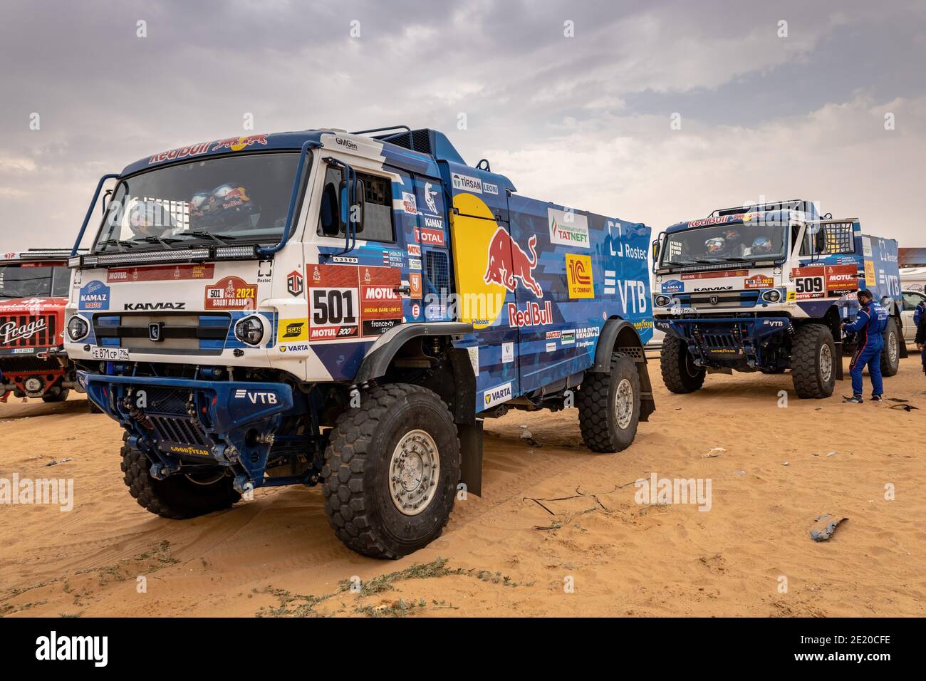 Horimlaa, Saudi-Arabien - 7. Januar 2021: Die Rennwagen des Team KAMAZ Master vor dem Start der 5. Etappe der Rallye Dakar Stockfoto