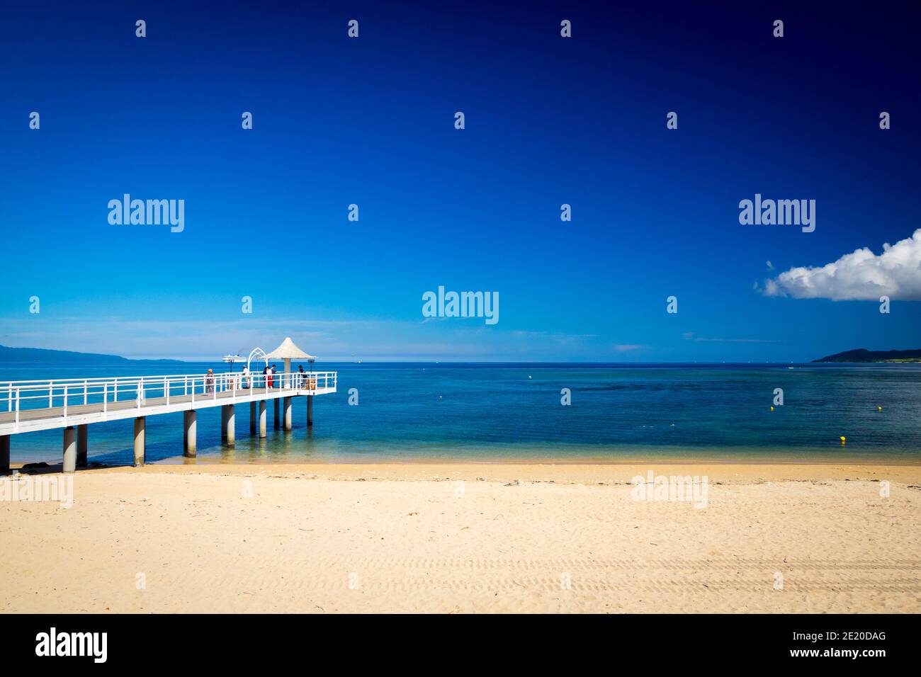 Ein Blick auf Fusaki Engel Pier und Fusaki Strand an der Südwestküste der Insel Ishigaki (Ishigaki-jima), der Präfektur Okinawa, yaeyama Inseln, Japan. Stockfoto