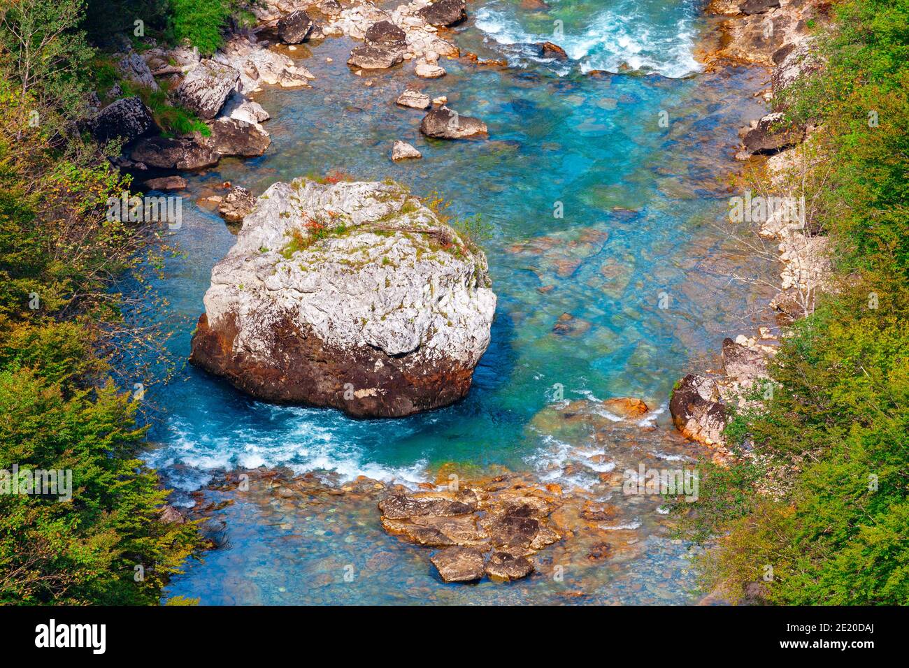 Big Rock im Flusswasser . Landschaft mit großem Stein in fließendem Wasser Stockfoto