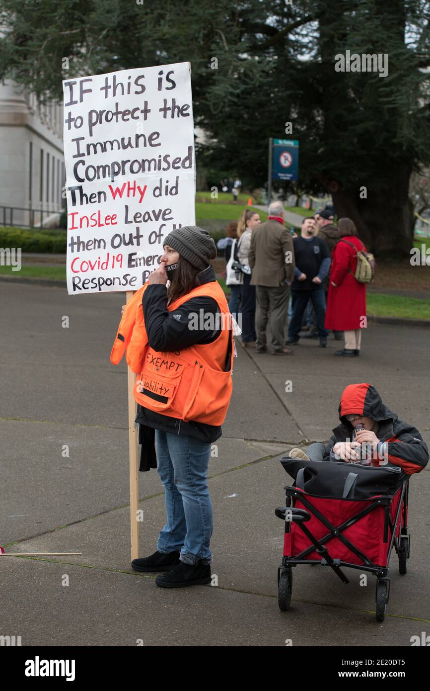 Olympia, USA. Januar 2021. Mitte des Tages ein Anti-Vax-Protestler während der Pro Trump Wahlproteste im State Capitol. Nach dem Sturm auf den D.C. Capitol Gouverneur Jay Inslee keine Chancen, ruft die National Guard und State Troopers, um für die Möglichkeit eines groß angelegten Protest in Olympia am Tag vor dem Beginn der Legislaturperiode vorzubereiten. Quelle: James Anderson/Alamy Live News Stockfoto