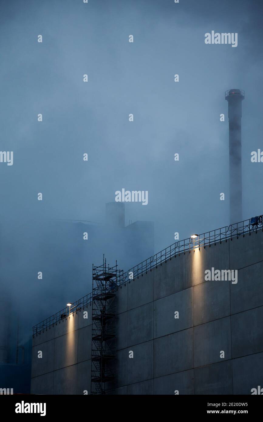 Obbola, Norrland Schweden - 10. Dezember 2020: Sulfitfabrik, die Zellstoff herstellt Stockfoto