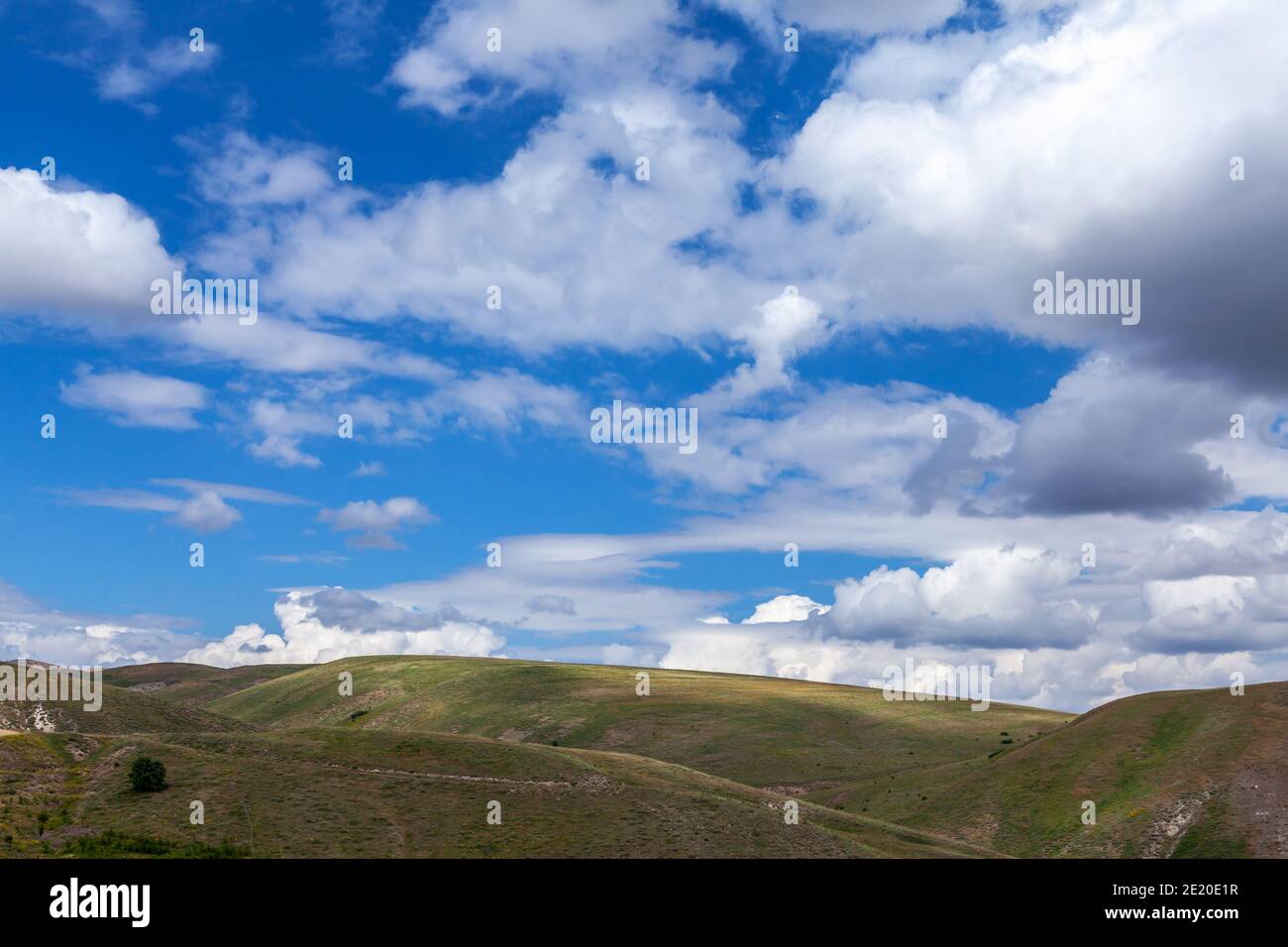Wolken und blauer Himmel über den Hügeln, Kose Gumushane - Turkiye Stockfoto