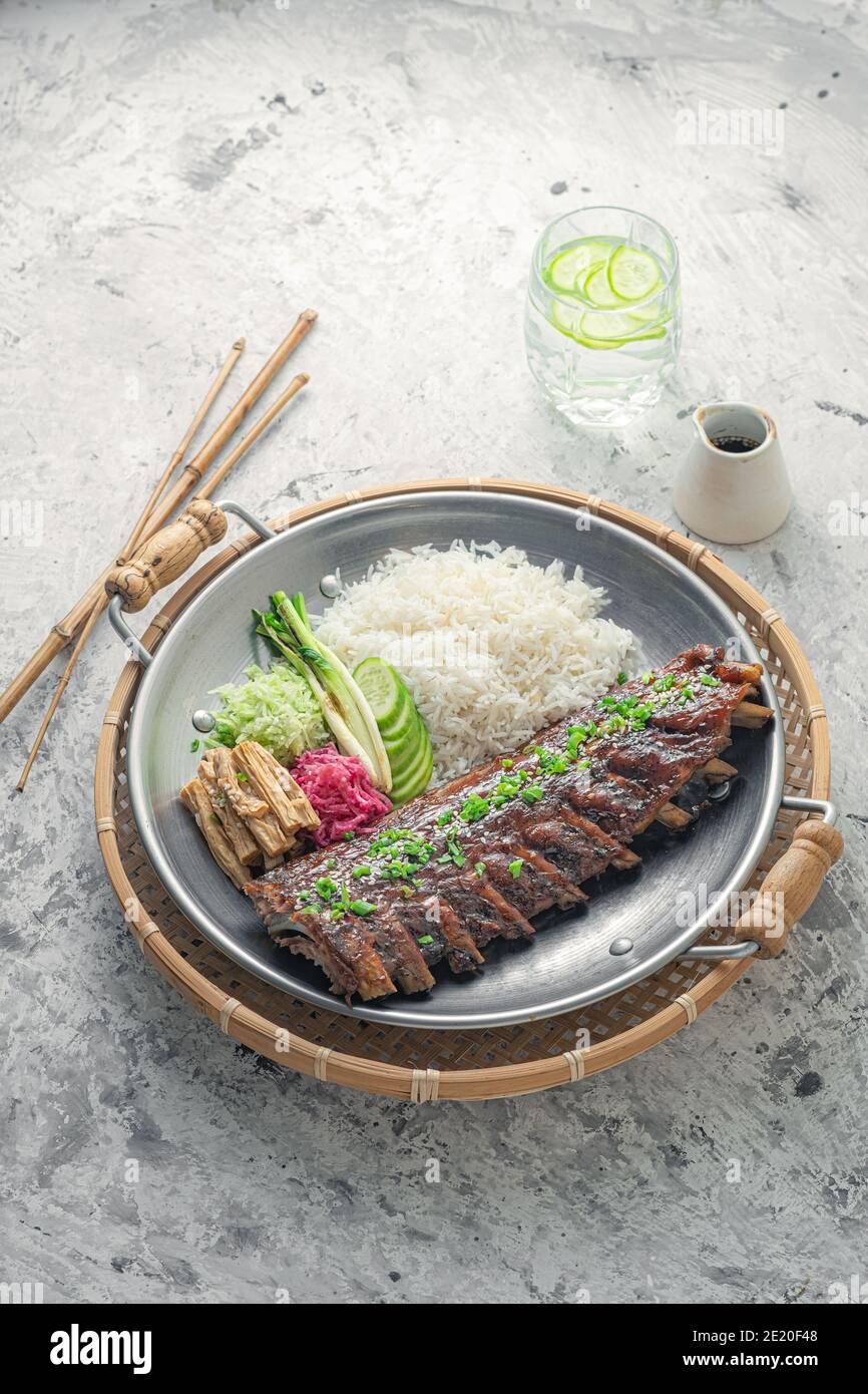 Asiatische würzige kurze Rippchen mit Reis und Gemüse. Stockfoto