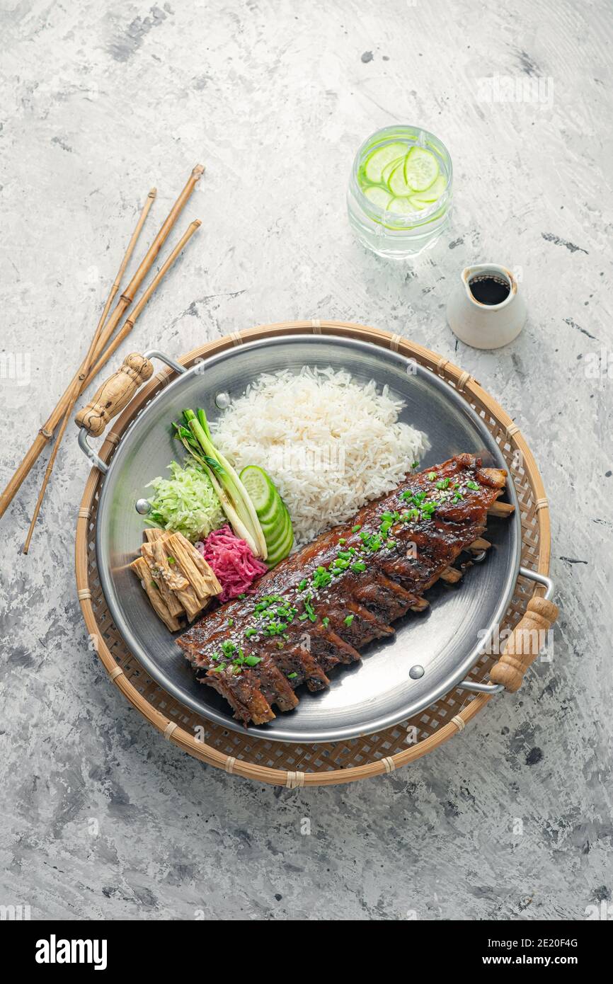 Asiatische würzige kurze Rippchen mit Reis und Gemüse. Stockfoto