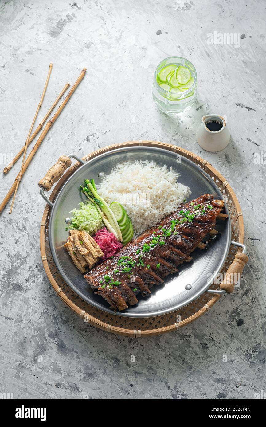 Asiatische Schweinefleisch kurze Rippen mit Reis und Gemüse. Stockfoto